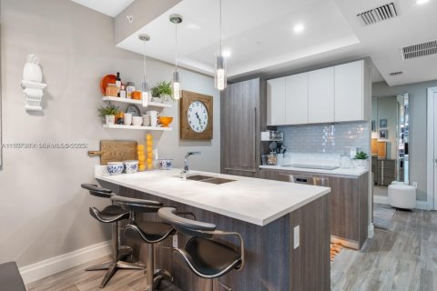 Condominio en alquiler en Miami, Florida, 1 dormitorio, 81.85 m2 № 2039904 - foto 6