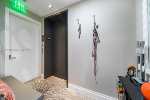 Condominio en alquiler en Miami, Florida, 1 dormitorio, 81.85 m2 № 2039904 - foto 17