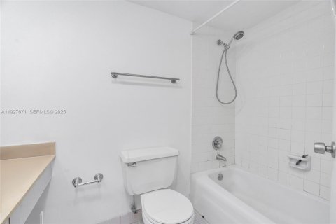 Condo in Sunny Isles Beach, Florida, 1 bedroom  № 1987995 - photo 23