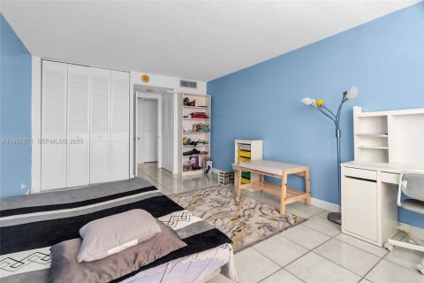 Condo in Sunny Isles Beach, Florida, 1 bedroom  № 1987995 - photo 15