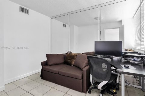 Condo in Sunny Isles Beach, Florida, 1 bedroom  № 1987995 - photo 11