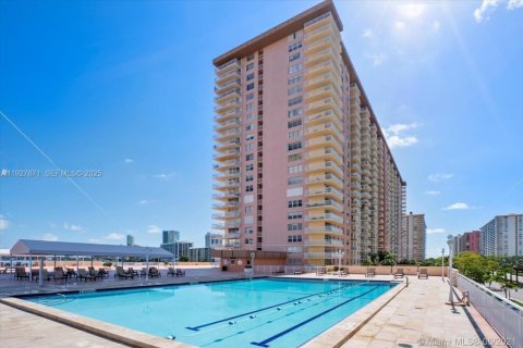 Condo in Sunny Isles Beach, Florida, 1 bedroom  № 1987995 - photo 28