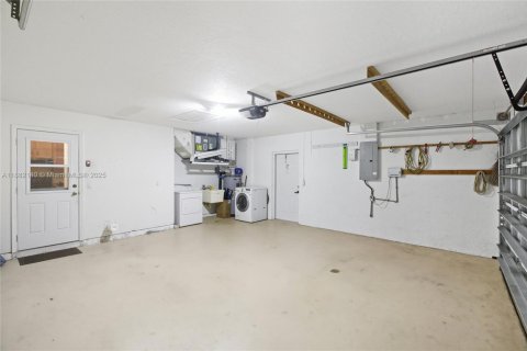 House in Cape Coral, Florida 3 bedrooms № 1929397 - photo 30