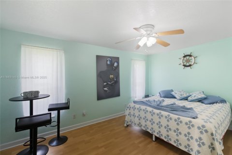 House in Cape Coral, Florida 3 bedrooms № 1929397 - photo 17