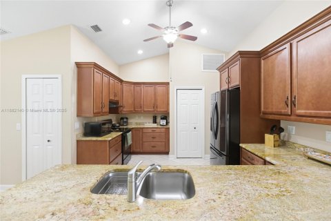 House in Cape Coral, Florida 3 bedrooms № 1929397 - photo 9