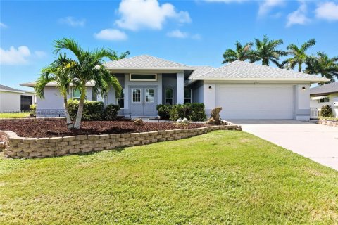 House in Cape Coral, Florida 3 bedrooms № 1929397 - photo 1