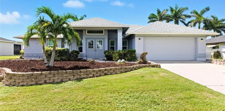 House in Cape Coral, Florida 3 bedrooms № 1929397