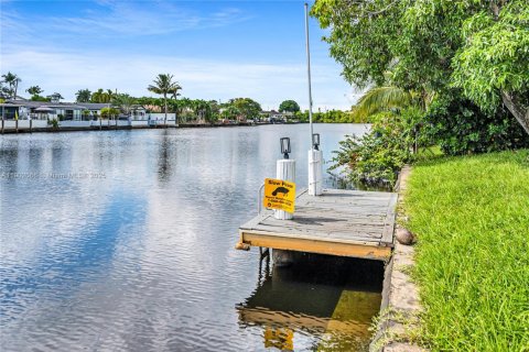 House in Wilton Manors, Florida 3 bedrooms, 144.93 sq.m. № 1953530 - photo 6