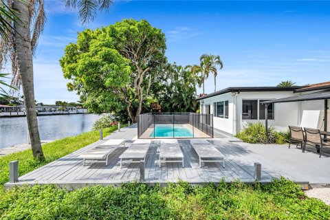 House in Wilton Manors, Florida 3 bedrooms, 144.93 sq.m. № 1953530 - photo 2