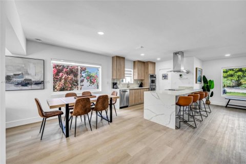 House in Wilton Manors, Florida 3 bedrooms, 144.93 sq.m. № 1953530 - photo 27