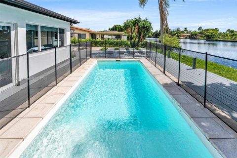 House in Wilton Manors, Florida 3 bedrooms, 144.93 sq.m. № 1953530 - photo 3