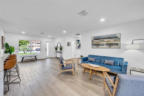 House in Wilton Manors, Florida 3 bedrooms, 144.93 sq.m. № 1953530 - photo 24