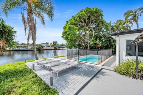 House in Wilton Manors, Florida 3 bedrooms, 144.93 sq.m. № 1953530 - photo 1