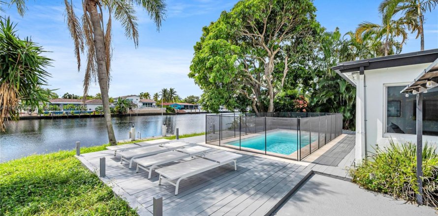 House in Wilton Manors, Florida 3 bedrooms, 144.93 sq.m. № 1953530