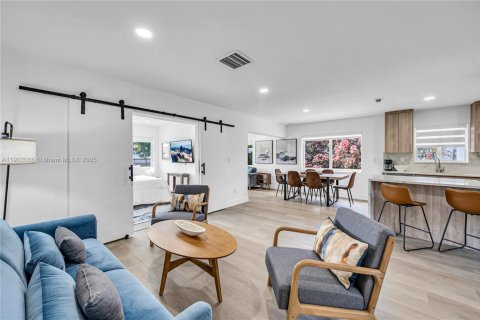 House in Wilton Manors, Florida 3 bedrooms, 144.93 sq.m. № 1953530 - photo 20