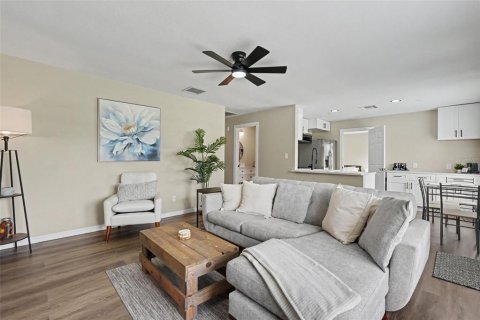 House in Oldsmar, Florida 3 bedrooms, 131.55 sq.m. № 2258743 - photo 12