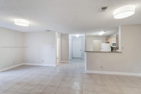 Condominio en alquiler en Coral Springs, Florida, 2 dormitorios, 103.49 m2 № 1827529 - foto 12