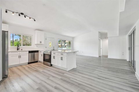 Villa ou maison à louer à Tarpon Springs, Floride: 3 chambres, 144.93 m2 № 1785384 - photo 6