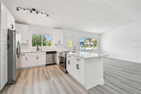 Villa ou maison à louer à Tarpon Springs, Floride: 3 chambres, 144.93 m2 № 1785384 - photo 7