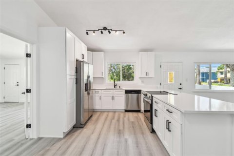 Villa ou maison à louer à Tarpon Springs, Floride: 3 chambres, 144.93 m2 № 1785384 - photo 11