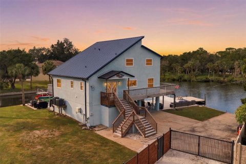 House in Hudson, Florida 3 bedrooms, 221.11 sq.m. № 2395847