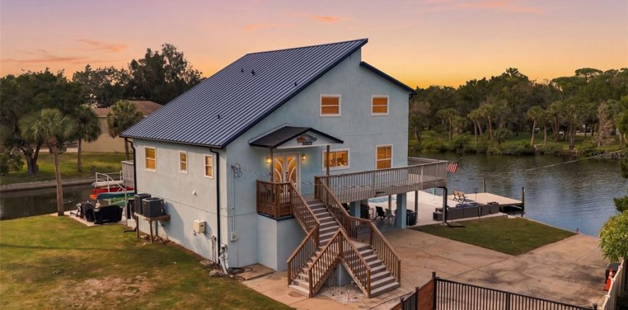 House in Hudson, Florida 3 bedrooms, 221.11 sq.m. № 2395847