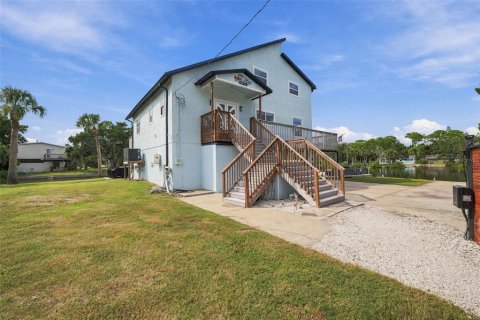 House in Hudson, Florida 3 bedrooms, 221.11 sq.m. № 2395847 - photo 6