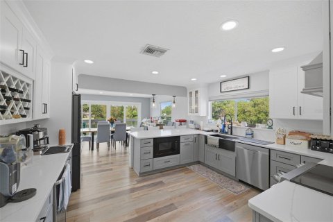 House in Hudson, Florida 3 bedrooms, 221.11 sq.m. № 2395847 - photo 10
