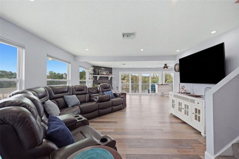 House in Hudson, Florida 3 bedrooms, 221.11 sq.m. № 2395847 - photo 23