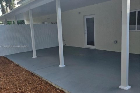 Villa ou maison à louer à Homestead, Floride: 2 chambres, 259.48 m2 № 1755941 - photo 28