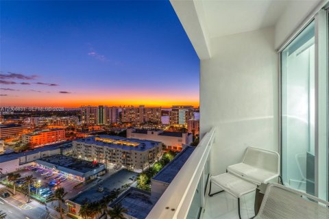 Condominio en alquiler en Miami Beach, Florida, 3 dormitorios, 194.72 m2 № 2153792 - foto 4