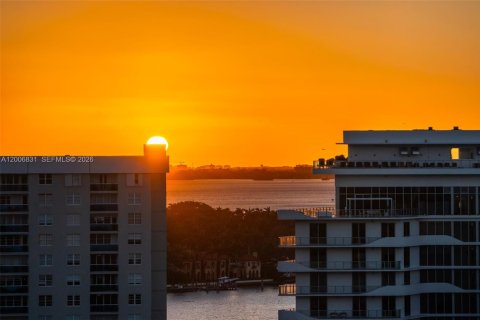 Condominio en alquiler en Miami Beach, Florida, 3 dormitorios, 194.72 m2 № 2153792 - foto 5