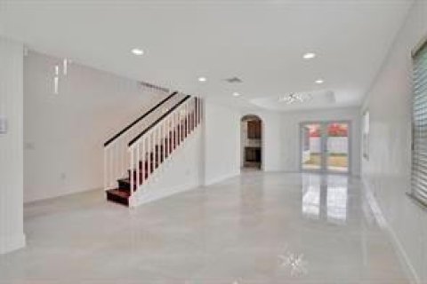 House in Sunrise, Florida 4 bedrooms, 240.25 sq.m. № 2189475 - photo 6