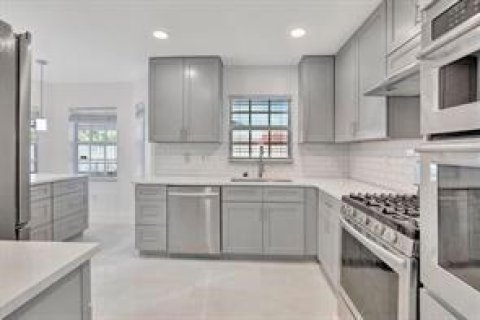 House in Sunrise, Florida 4 bedrooms, 240.25 sq.m. № 2189475 - photo 10