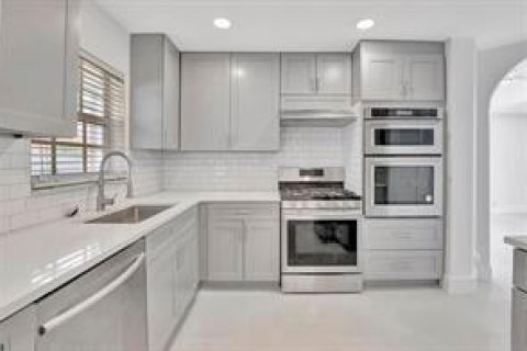 House in Sunrise, Florida 4 bedrooms, 240.25 sq.m. № 2189475 - photo 11