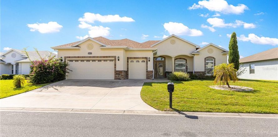 House in Summerfield, Florida 3 bedrooms, 181.62 sq.m. № 2212803