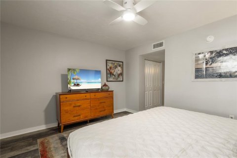 Condo in Bradenton Beach, Florida, 2 bedrooms  № 2122481 - photo 11