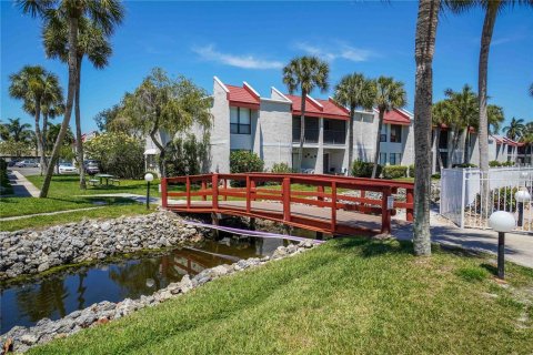 Condo in Bradenton Beach, Florida, 2 bedrooms  № 2122481 - photo 25
