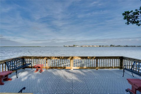 Condo in Bradenton Beach, Florida, 2 bedrooms  № 2122481 - photo 21