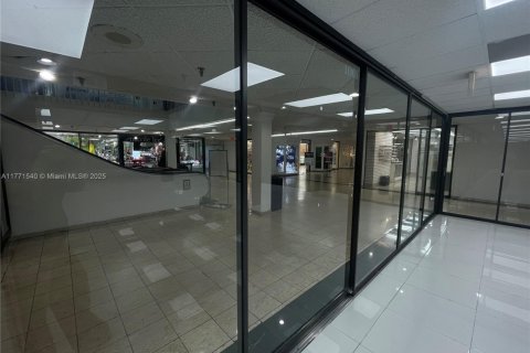 Commercial property in Miami, Florida № 1868316 - photo 1