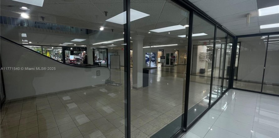 Commercial property in Miami, Florida № 1868316