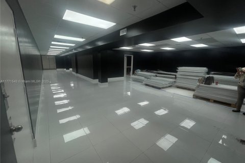 Commercial property in Miami, Florida № 1868316 - photo 9