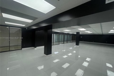 Commercial property in Miami, Florida № 1868316 - photo 2