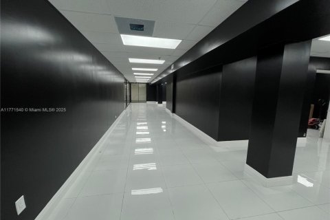 Commercial property in Miami, Florida № 1868316 - photo 7