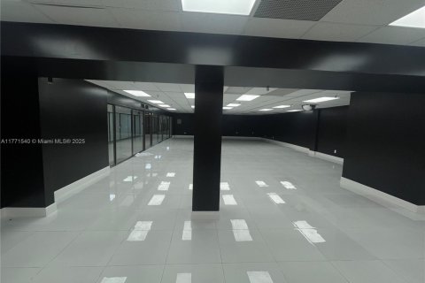 Commercial property in Miami, Florida № 1868316 - photo 3