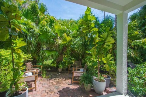 House in Vero Beach, Florida 2 bedrooms, 146.6 sq.m. № 2338335 - photo 9