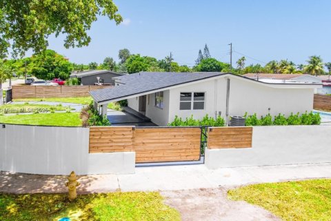 Casa en venta en Miami, Florida, 4 dormitorios, 208.29 m2 № 2053787 - foto 3