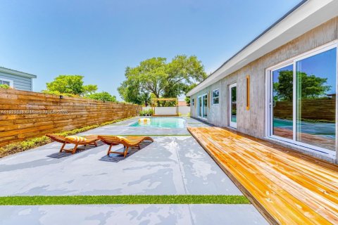 Casa en venta en Miami, Florida, 4 dormitorios, 208.29 m2 № 2053787 - foto 18