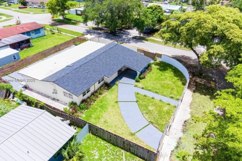 Casa en venta en Miami, Florida, 4 dormitorios, 208.29 m2 № 2053787 - foto 24