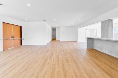 Casa en venta en Miami, Florida, 4 dormitorios, 208.29 m2 № 2053787 - foto 4